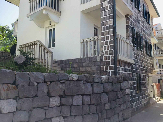 Haus in der zweiten Reihe in Krasici — photo 5