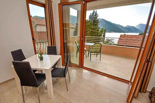 Hotel in der Nähe des Meeres in Kotor — photo 2