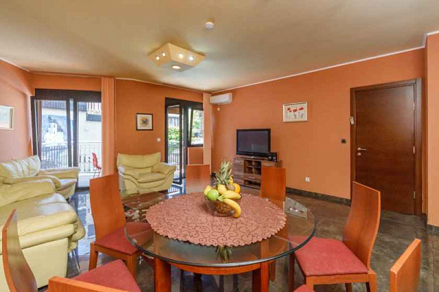 Apartment mit zwei Schlafzimmern in einem Komplex mit Swimmingpool in Dobrota — photo 4