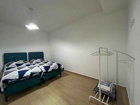 Zu verkaufen geräumige Wohnung in Dobrota mit Bergblick — photo 3