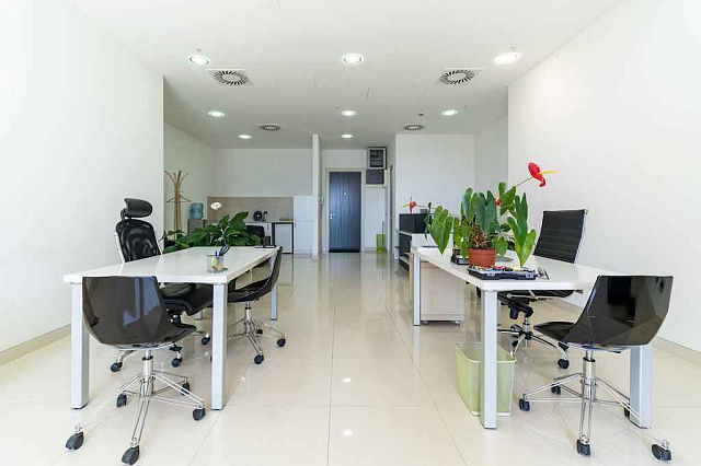 Moderne Büroflächen im TQ Plaza Budva mit Meerblick — photo 14