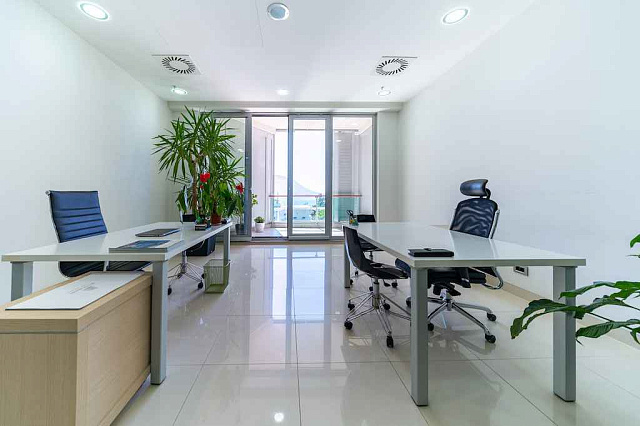 Moderne Büroflächen im TQ Plaza Budva mit Meerblick — photo 15