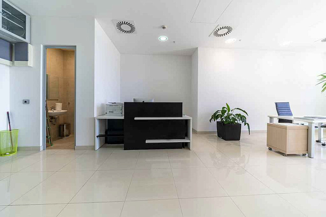 Moderne Büroflächen im TQ Plaza Budva mit Meerblick — photo 16