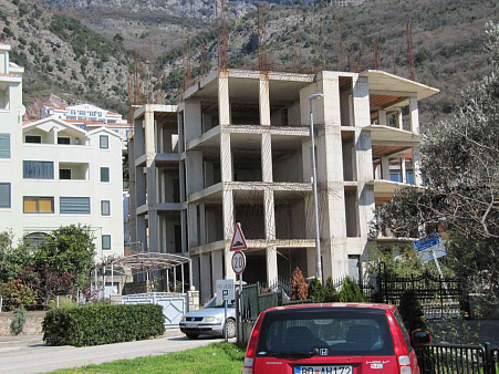 Urbanisiertes Grundstück mit unvollendetem Gebäude in Petrovac — photo 2