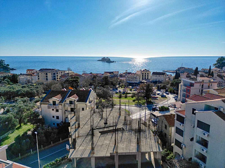 Urbanisiertes Grundstück mit unvollendetem Gebäude in Petrovac — photo 3
