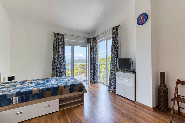 Elegantes Haus mit atemberaubendem Blick auf die Bucht von Kotor in Herceg Novi — photo 4
