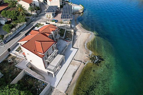 Eine luxuriöse dreistöckige Villa in erster Meereslinie in Kotor — photo 2