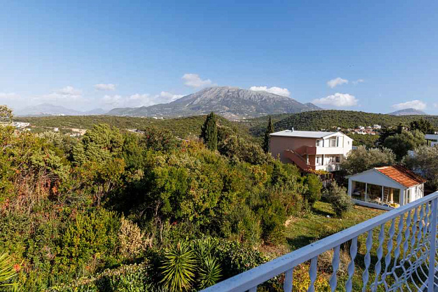 Green Area & Mountain Views: Your Dream Home — photo 15