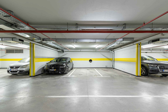 Drei Parkplätze in einer Einheit im Gebäude NIVEL, Budva