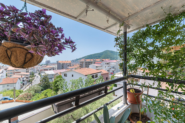 Großzügige möblierte Wohnung mit Möglichkeit zum Ausbau einer Galerie und Meerblick in Budva