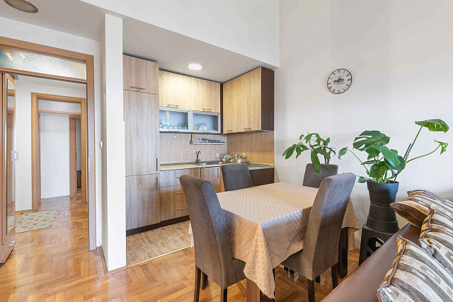 Großzügige möblierte Wohnung mit Möglichkeit zum Ausbau einer Galerie und Meerblick in Budva