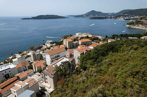 Schönes Grundstück in attraktiver Lage zwischen Budva und Sveti Stefan, mit Projektdokumentation.