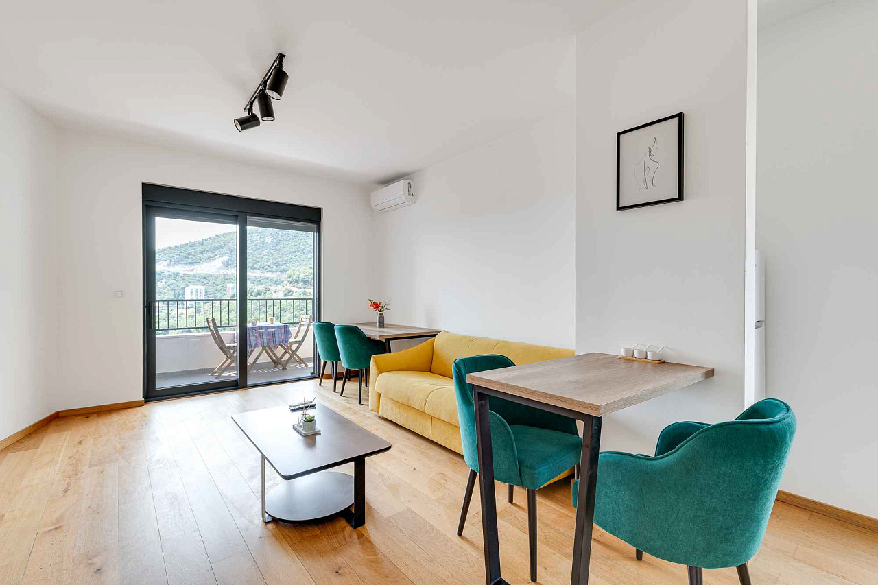 Möblierte Wohnung mit einem Schlafzimmer, Meerblick und Garagenplatz in einem neuen Gebäude