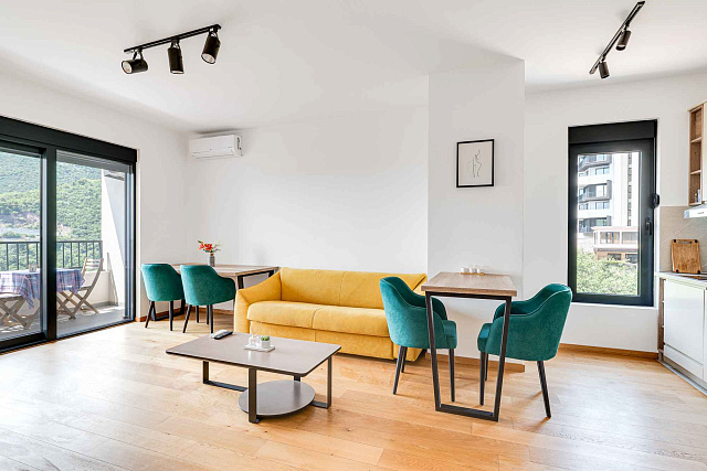 Möblierte Wohnung mit einem Schlafzimmer, Meerblick und Garagenplatz in einem neuen Gebäude