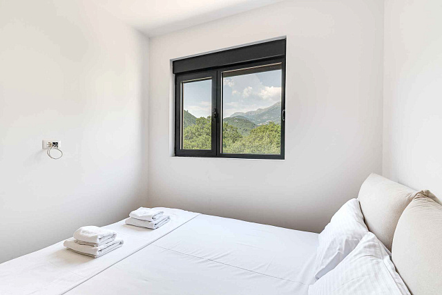 Möblierte Wohnung mit einem Schlafzimmer, Meerblick und Garagenplatz in einem neuen Gebäude — photo 12