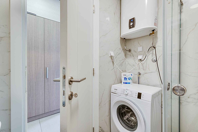 Möblierte Wohnung mit einem Schlafzimmer, Meerblick und Garagenplatz in einem neuen Gebäude — photo 19