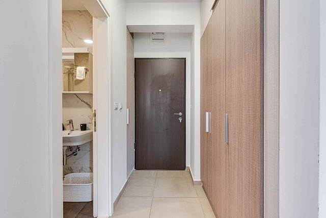 Möblierte Wohnung mit einem Schlafzimmer, Meerblick und Garagenplatz in einem neuen Gebäude — photo 22