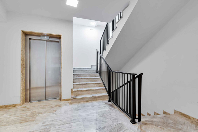 Möblierte Wohnung mit einem Schlafzimmer, Meerblick und Garagenplatz in einem neuen Gebäude — photo 24