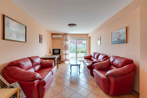 Geräumige 2-Zimmer-Wohnung mit Terrasse nahe dem Zentrum von Budva — photo 2