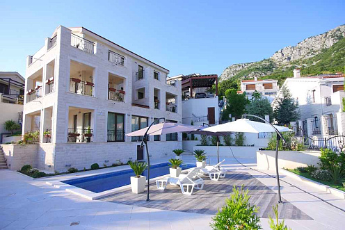 Villa mit Pool in Blizikuce