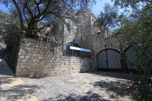 Helligkeit mit Pool in der Villa Petrovac — photo 2