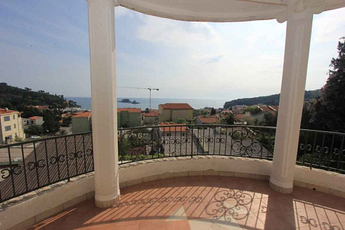 Helligkeit mit Pool in der Villa Petrovac — photo 3