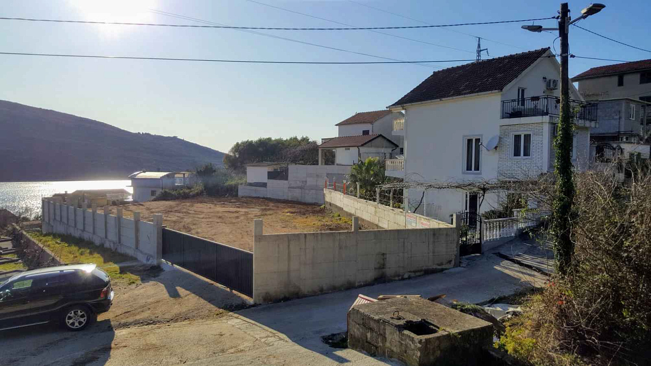 Grundstück mit Meerblick in Kumbor