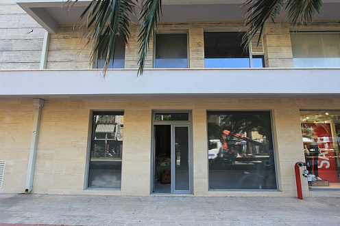 Zwei kommerzielle Einrichtungen in Budva — photo 2