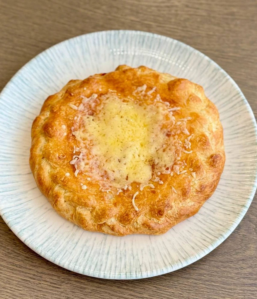 Пирог с курицей, сыром и сметаной