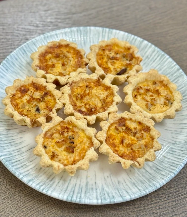 Мини киш с курицей и сыром