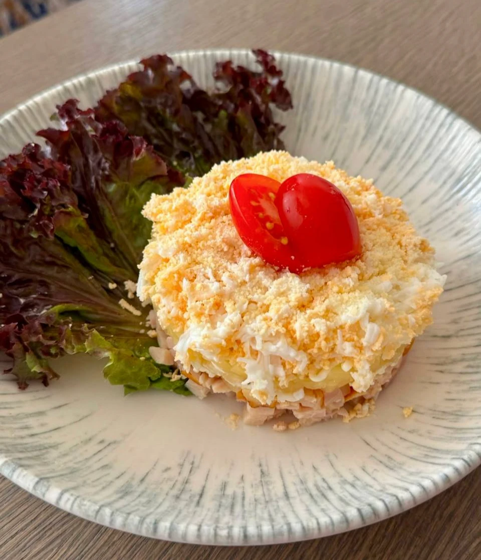 Салат с курицей и с ананасом