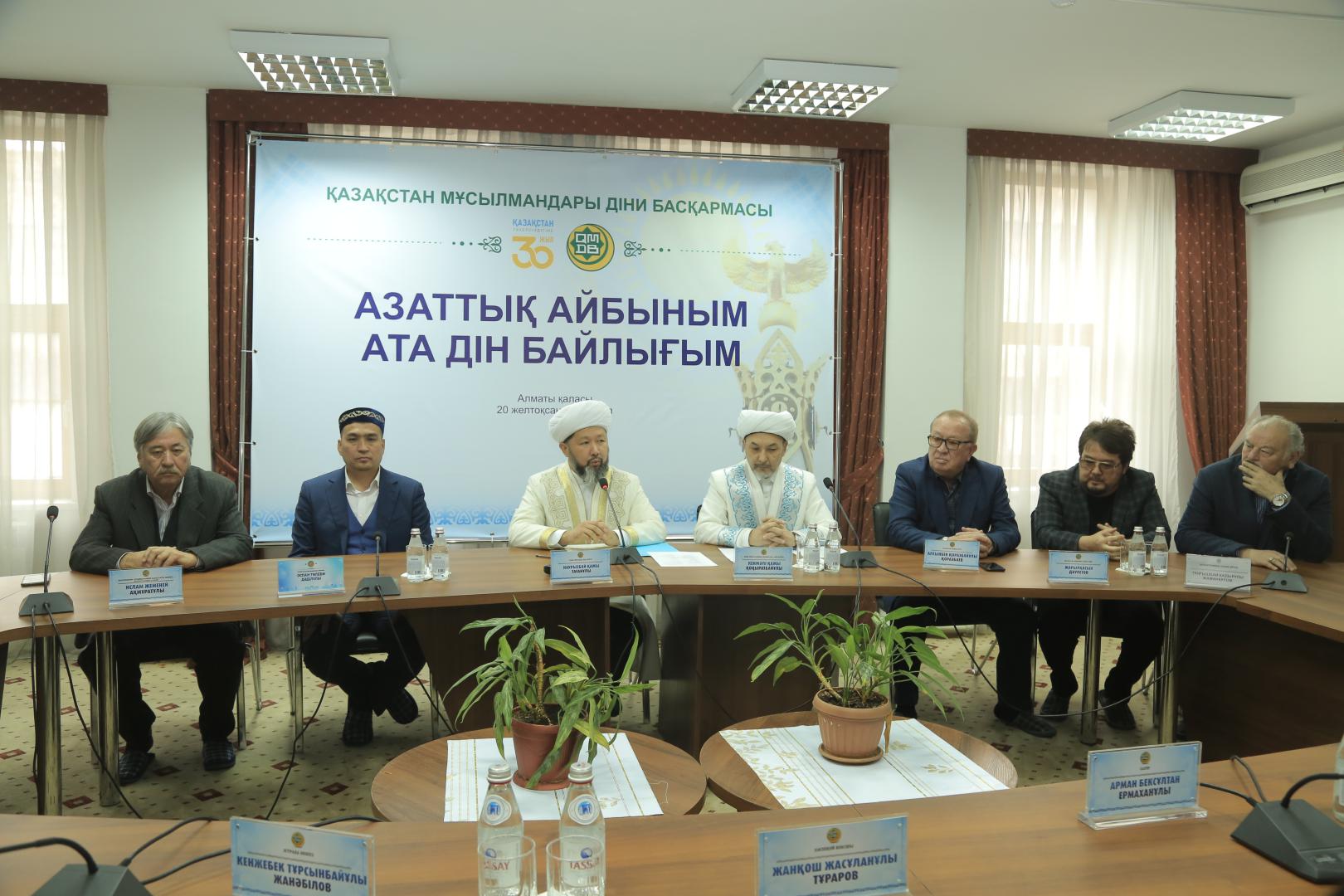 Өнер және мәдениет қайраткерлерімен жүздесті