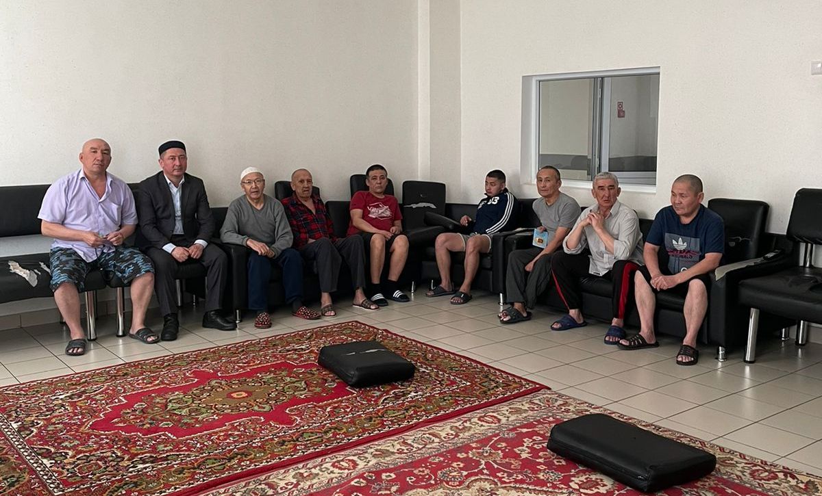 Наиб имам емделушілермен кездесті
