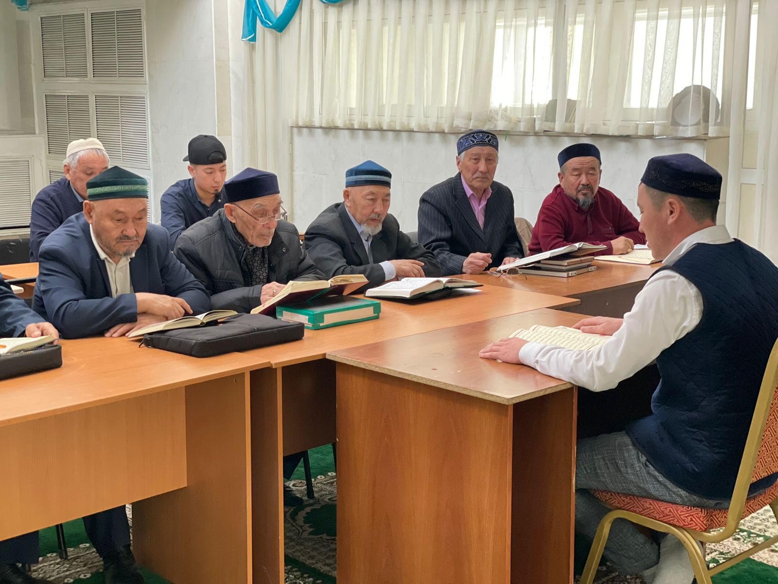 Ақсақалдар группасы хатым оқуда