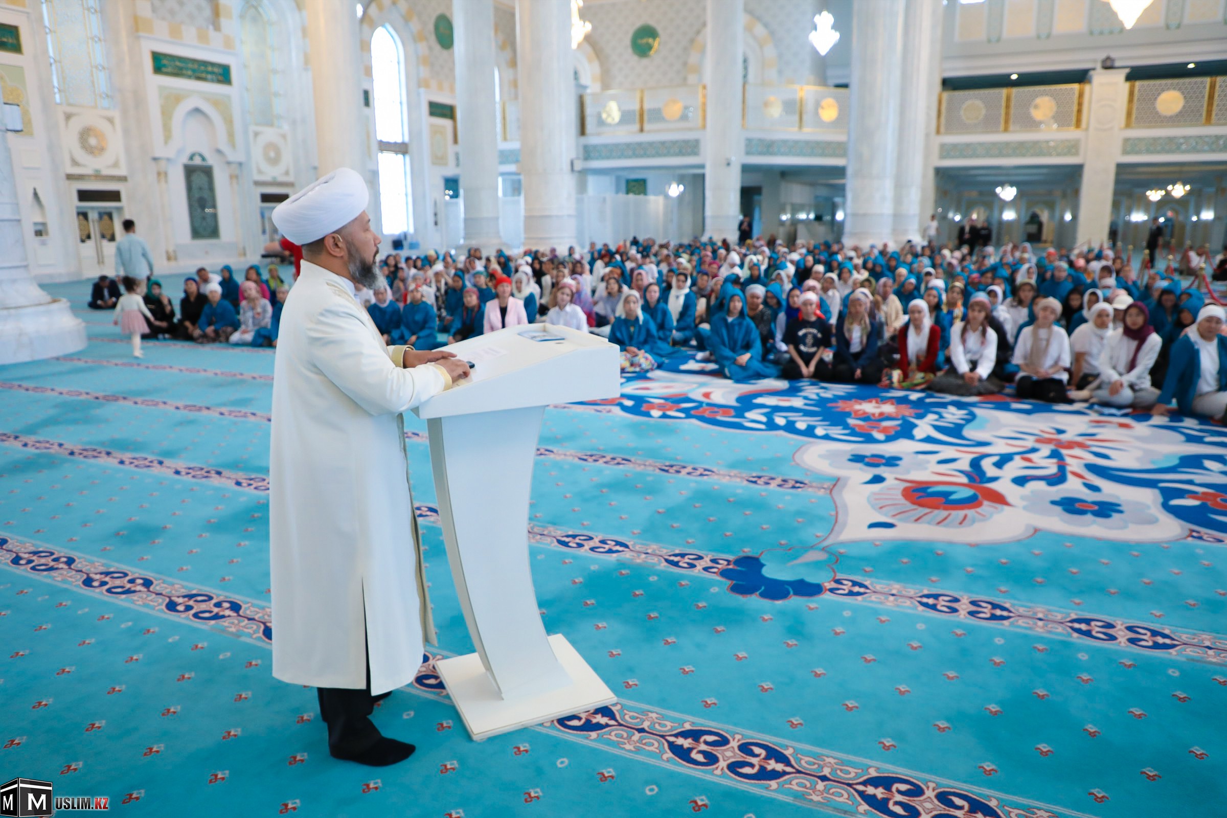 Бас мүфти түлектерге бата берді