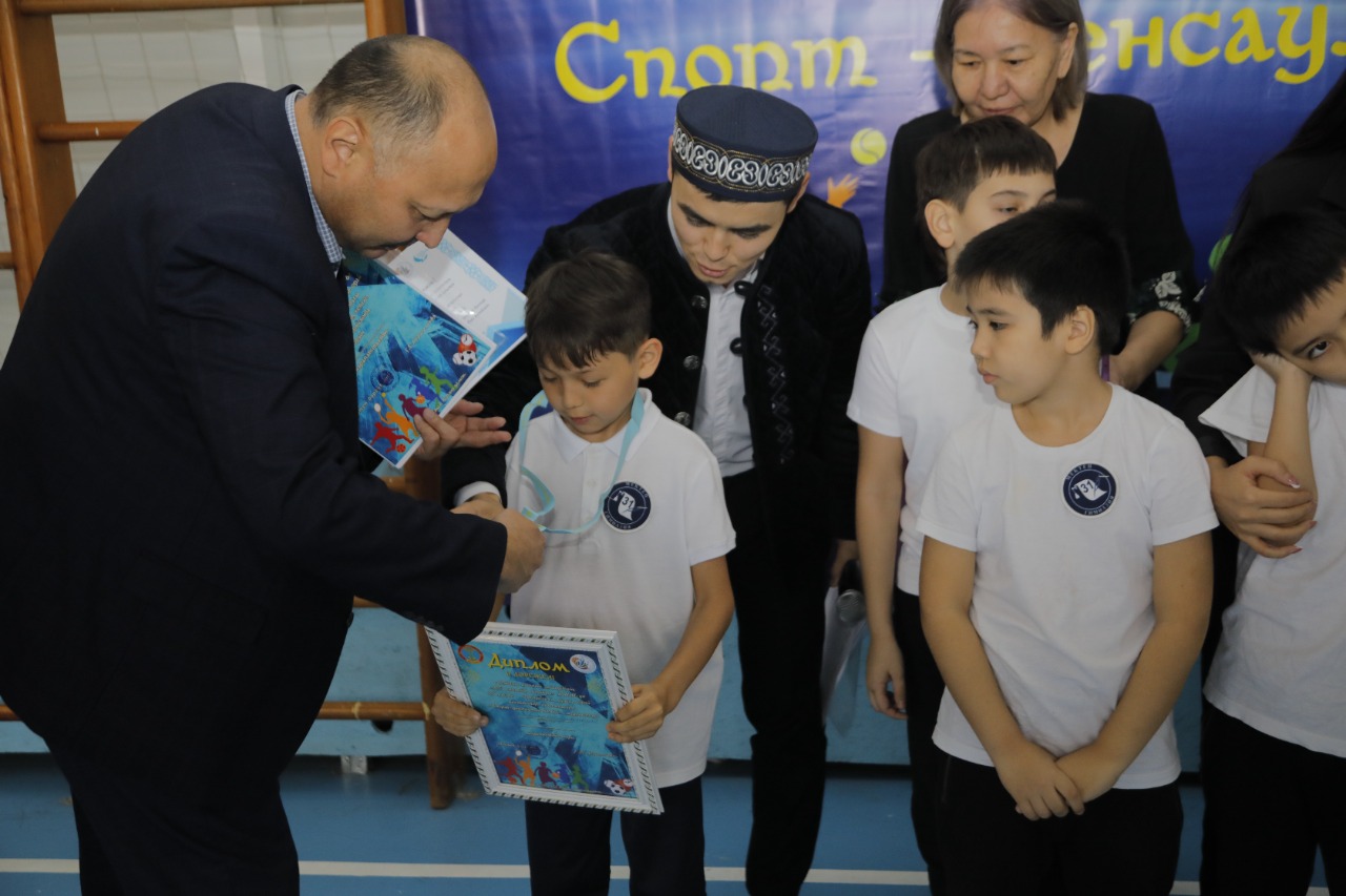 Мешіт ұжымы ерекше балаларға қайырымдылық жасады