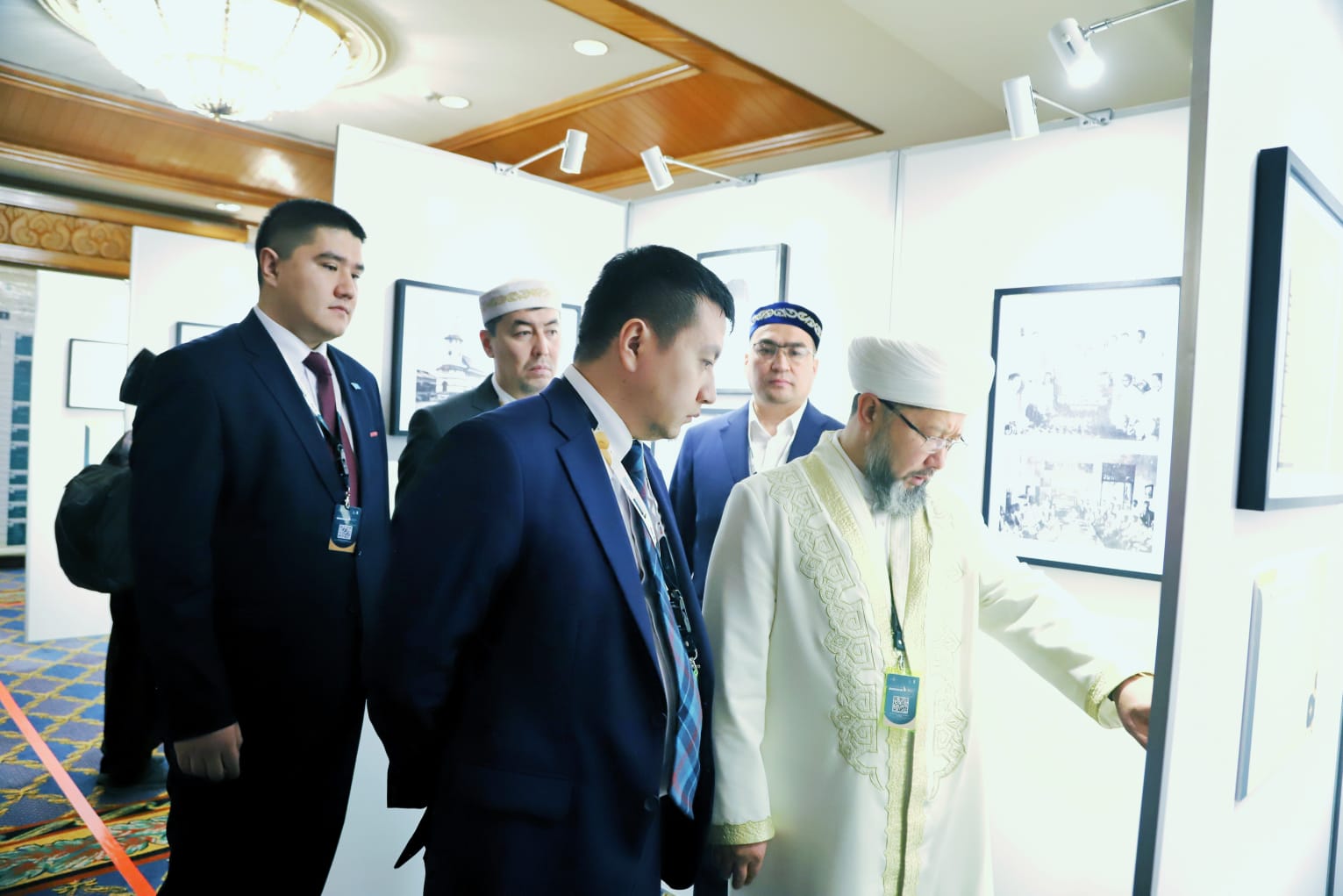 ҚМДБ делегациясы Индонезияның Ислам тарихына арналған фотокөрмесін тамашалады