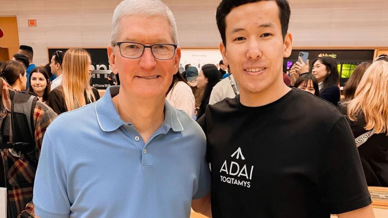 Ақтаулық жігітке Тим Кук жаңа iPhone 15 телефонын сыйлады