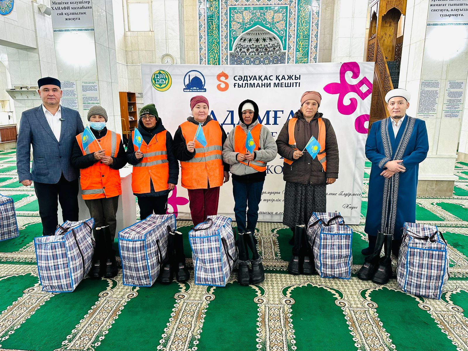 Республика күніне орай қарапайым еңбек адамдарына құрмет көрсетілді