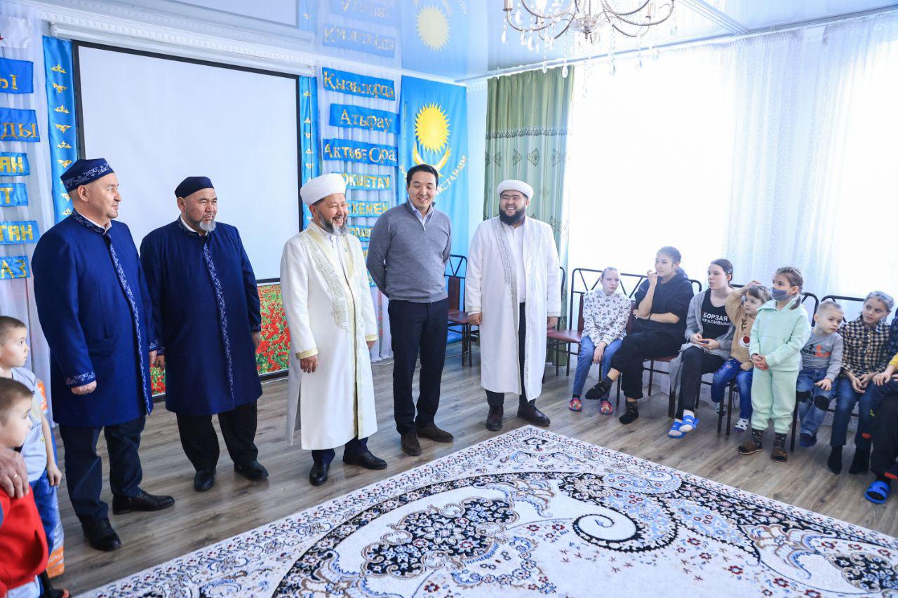 Бас мүфти Балаларды қолдау орталығына барды
