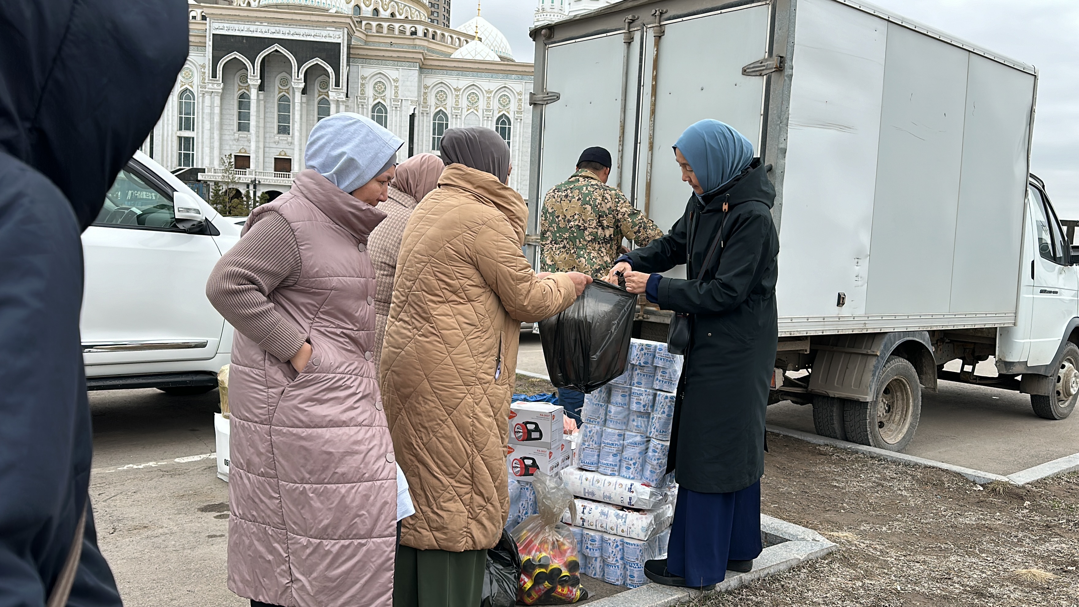 Алыстағы ағайынға көмек жіберілді
