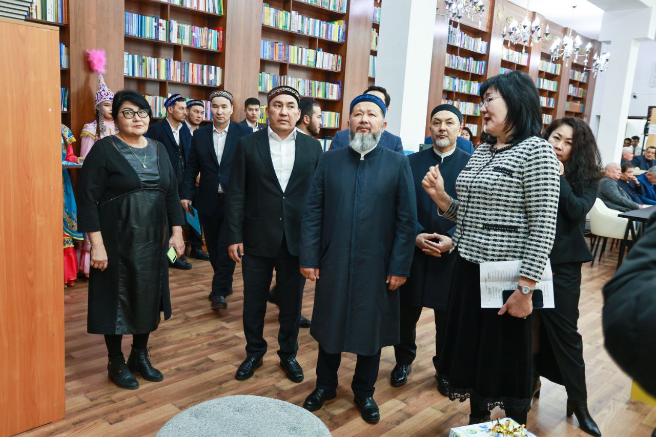 Бас мүфти «Әбсаттар Дербісәлі» кітапханасымен танысты