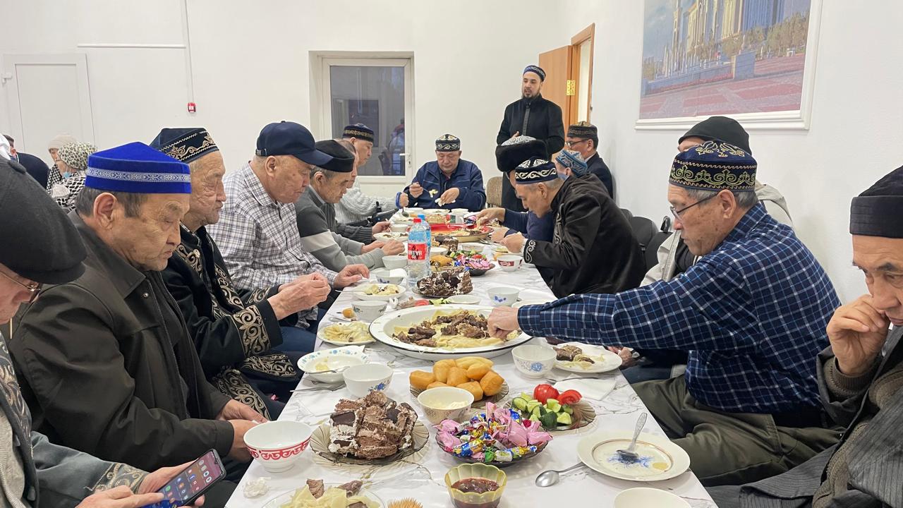 Мешіт ұжымы қарттар үйінде ауызашар берді (фото)