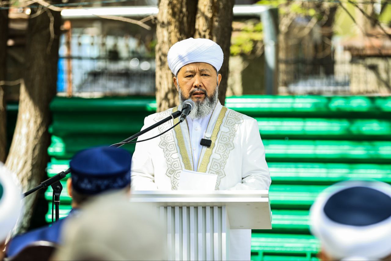Бас мүфти Ақтамақ қалпенің зиратына құлпытас орнату рәсіміне қатысты