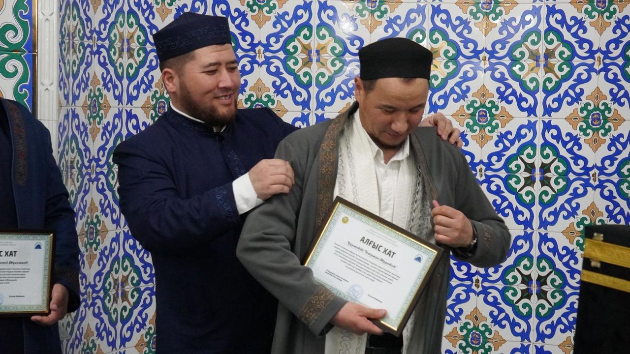 «Сәдуақас қажы Ғылмани»: Құран хатым еткен қариларға құрмет көрсетілді (фото)