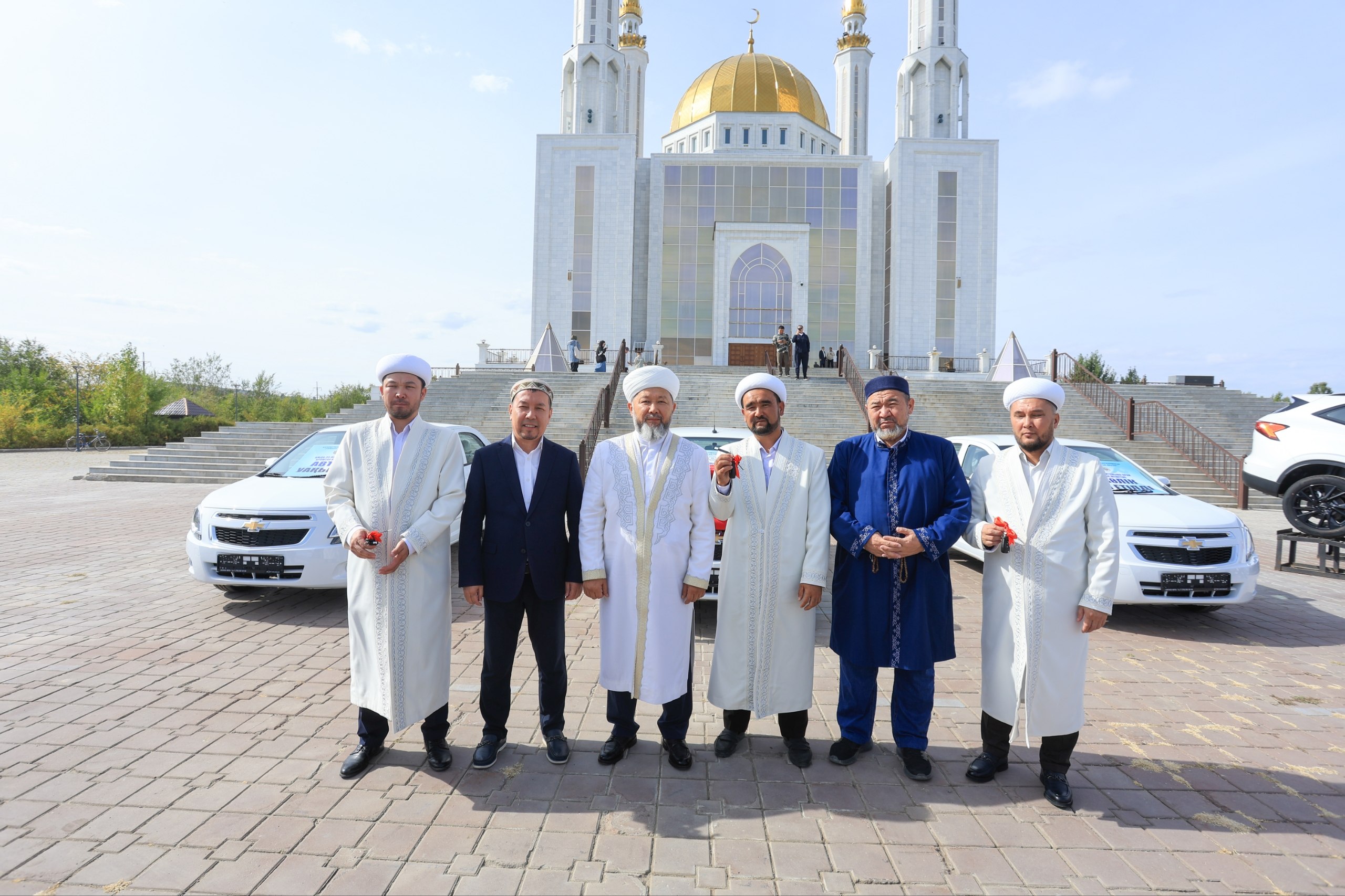 ҚМДБ Төрағасы үш мешітке қызметтік автокөліктің кілтін табыстады
